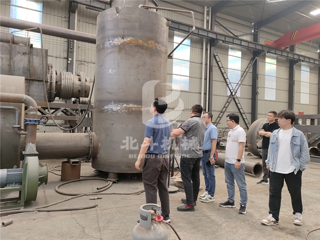 明媚春日迎來(lái)越南客戶到訪考察椰殼炭化機(jī)