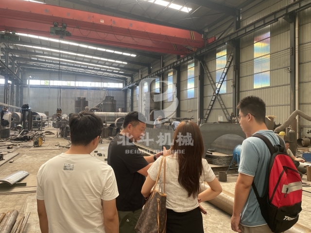 客戶慕名而來實地考察我廠新型連續(xù)炭化機