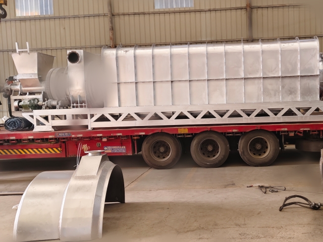 滿載赴新程,大型炭化機裝車發貨現場